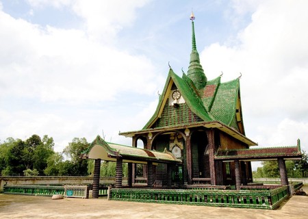 the Wat Pa Maha Chedi Kaew temple.jpg